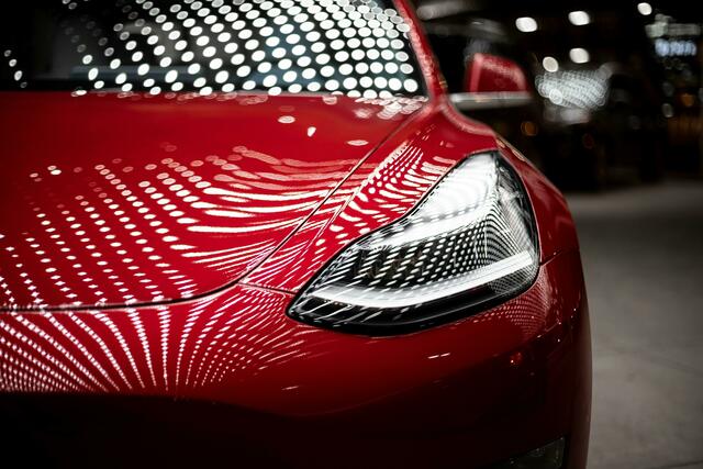 Unbekannte hatten die Seitenspiegel von 21 Tesla-Autos in der Nacht auf Dienstag gestohlen.  | Foto: Vlad Tchompalov/Unsplah