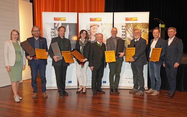 Die Abgeordneten Julia Majcan (l.) und Franz Fartek (r.) mit den Ausgezeichneten Roman Schmidt, Christian Krotscheck, Beatrix Lenz, Josef Ober, Michael Fend, Michael Narodoslawsky und Bernd Gerstl (v.l.). | Foto: Steirisches Vulkanland