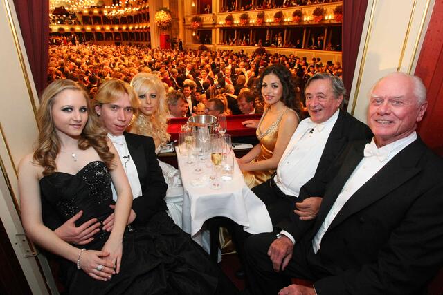 Ruby Rubacuori, Richard Lugner und Larry Hagman 2011 am Ball der Bälle in Wien. | Foto: Richard Lugner