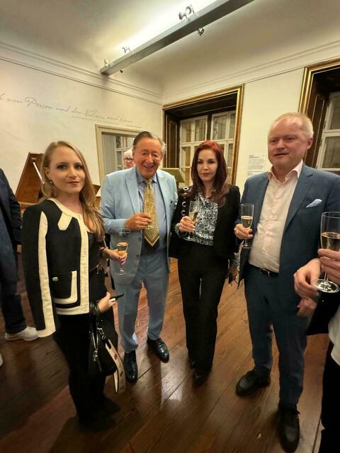 Jaqueline Lugner, Richard Lugner, Priscilla Presley und Gerhard Vitek, Geschäftsführer des Mozarhaus. | Foto: Richard Lugner