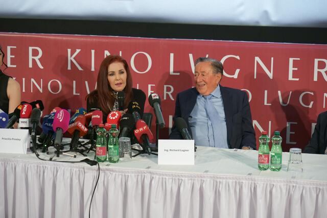 Stargast Priscilla Presley stellte sich in der Lugner City der Presse. | Foto: Max Spitzauer/RMW