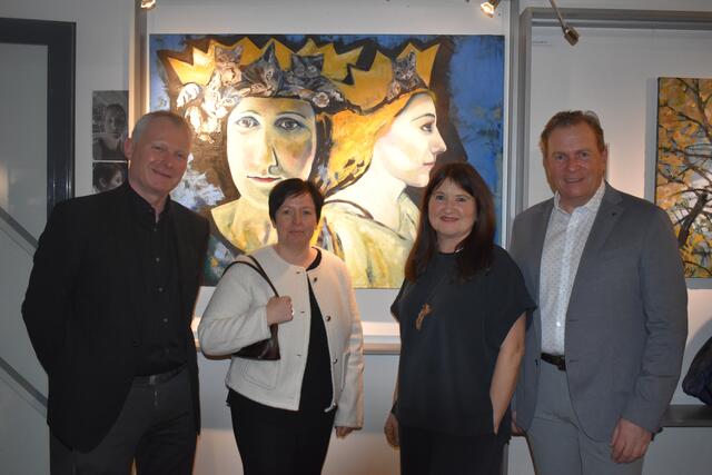 Prof. Robert Kalss, Direktorin Christiane Allerstorfer-Oberhofer, Künstlerin Sylvia Müller-Kemptner und Bürgermeister Erich Rohrmoser freuen sich über eine gelungene Veranstaltung in der Galeria Scolarta der HBLW Saalfelden. | Foto: Kathrin Fankhauser