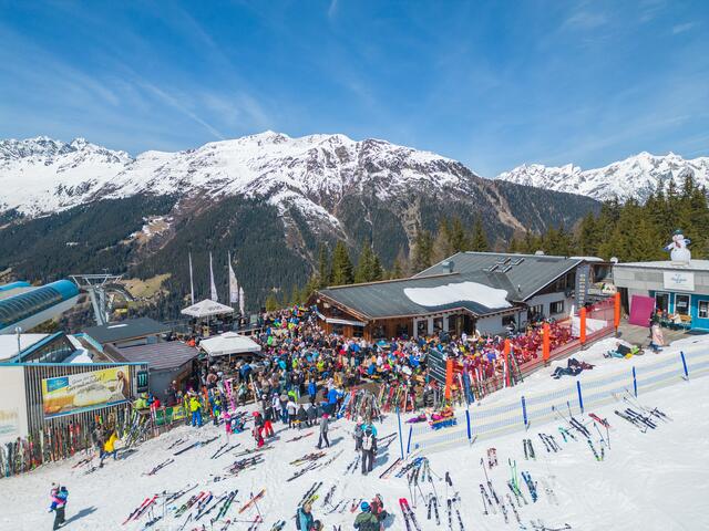 Am 1. April 2024 sorgen in See an der Bergstation der Medrigjochbahn zwei mitreißende Live-Bands für Party-Stimmung im Skigebiet. | Foto: TVB Paznaun - Ischgl