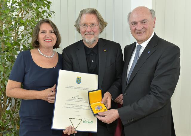 Peter Loidolt mit Gattin Renate und dem damaligen Landeshauptmann Erwin Pröll bei der Verleihung des Großen Goldenen Ehrenzeichen des Landes. | Foto: NLK Burchhart