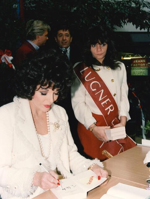 Jones habe laut Lugner verschlafen, sei aber dennoch binnen 10 Minuten fertig für die Pressekonferenz in der Lugner City gewesen. | Foto: Richard Lugner