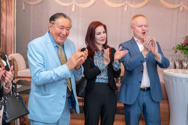 Applaus für das Konzert im Mozarthaus: Richard Lugner, Priscilla Presley und Mozerhaus-Chef Gerhard Vitek. | Foto:  Andreas Tischler / picturedesk.com