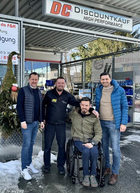 Reinhard Nauschnegg ist dankbar, hier mit Bgm. LAbg Andreas Thürschweller, Christian Novak vom DC-Discountkauf und Amtsleiter Christian Krottmaier als Initiatoren der Aktion "A Rolli für Reini" | Foto: Achromatic Photography