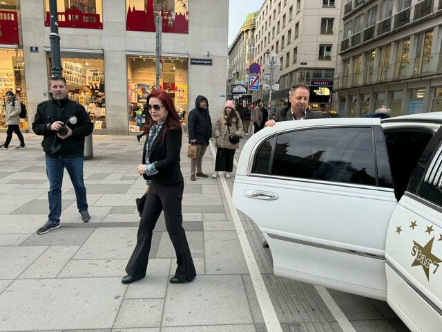 Priscilla Presley reist in der Limousine durch Wien.  | Foto: Lugner