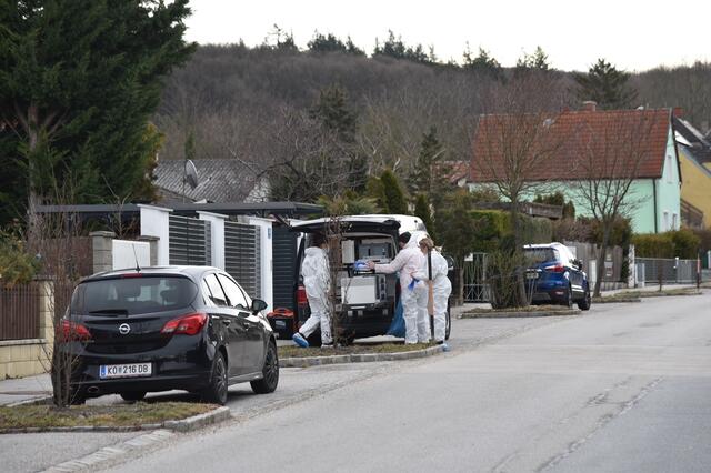 Jetzt werden alle Spuren gesichert und die Nachbarn befragt. | Foto: Monatsrevue