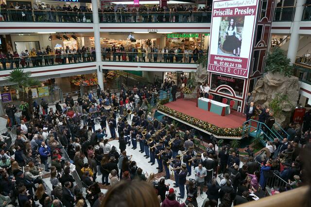 Dutzende Menschen versammelten sich bei der Autogrammstunde mit Presley und Lugner in seinem Einkaufszentrum. | Foto: Max Spitzauer/RMW