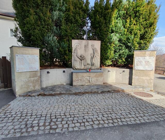 das Kriegerdenkmal... | Foto: I.Wozonig