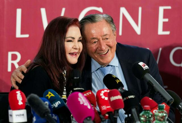 Bei der Pressekonferenz in der Lugner City zeigten sich Presley und Lugner sehr harmonisch. | Foto:  EVA MANHART / APA / picturedesk.com