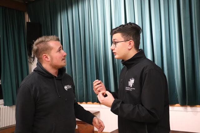 Jesus Lieblingsjünger Johannes (dargestellt von Aurelian Pomberer) und Produktionsleiter Martin Plank (li) bei der Probe zur Feldkirchner Jugendpassion. | Foto: Edith Ertl