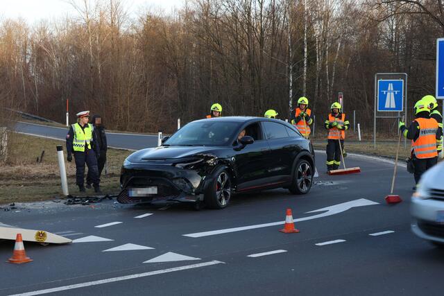 Die Unfallstelle ist keine Unbekannte: Schon wieder gab es einen Crash an der A25-Autobahnauffahrt in Weißkirchen. | Foto: laumat.at/Matthias Lauber