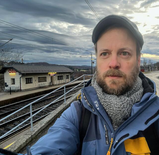 "Es ist höchste Zeit, die Weichen für mehr Pünktlichkeit zu stellen.", sagt Leopold Leskovar. | Foto: Neos Maria Anzbach