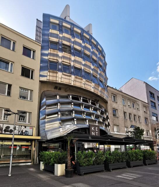 Das Domenig-Haus in der Favoritenstraße. In dem Bau gibt es nur wenige gerade Wände.  | Foto: Martina Autenberger