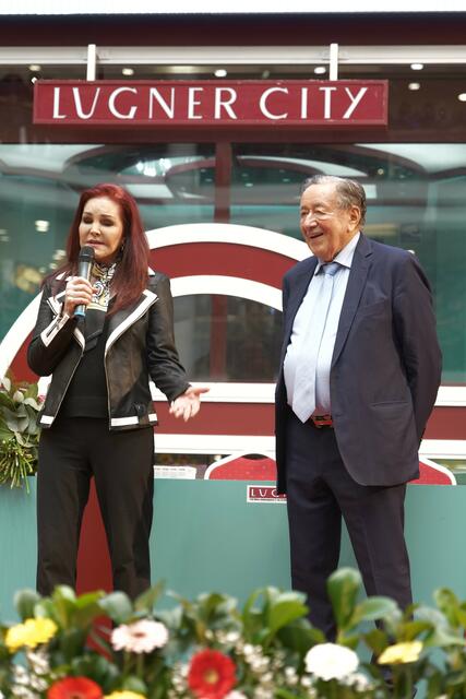 Presley sprach auch zum Publikum bei der Autogrammstunde in der Lugner City. | Foto: Max Spitzauer/RMW