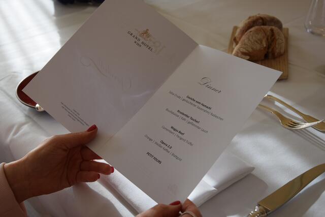 Die Speisekarte für das Opernball-Dinner kann sich sehen lassen.  | Foto: Patricia Hillinger