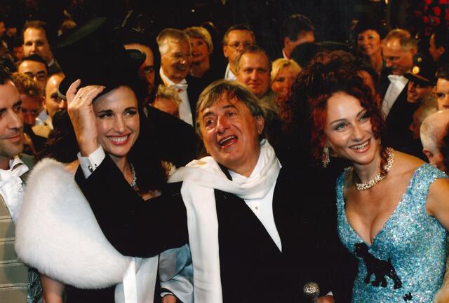 Die atemberaubend schöne Andie Macdowell erschien 2004 an der Seite Lugners am Opernball. | Foto: Richard Lugner