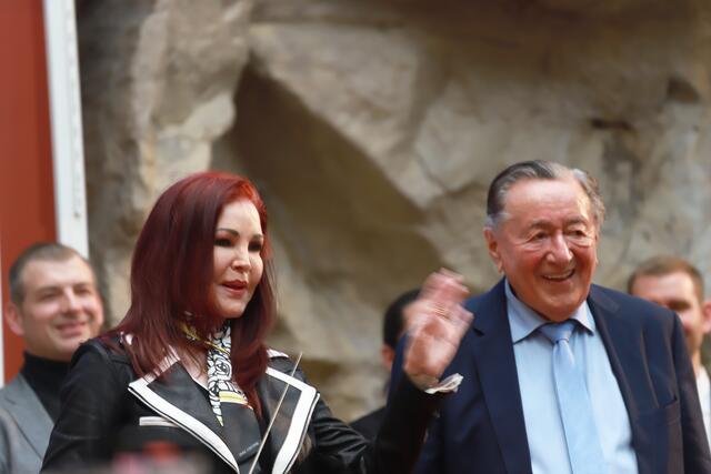 Foto: Priscilla Presley mit Richard Lugner bei der Autogrammstunde in der Lugner City 7.2 2024  Foto@Nicole Kawan