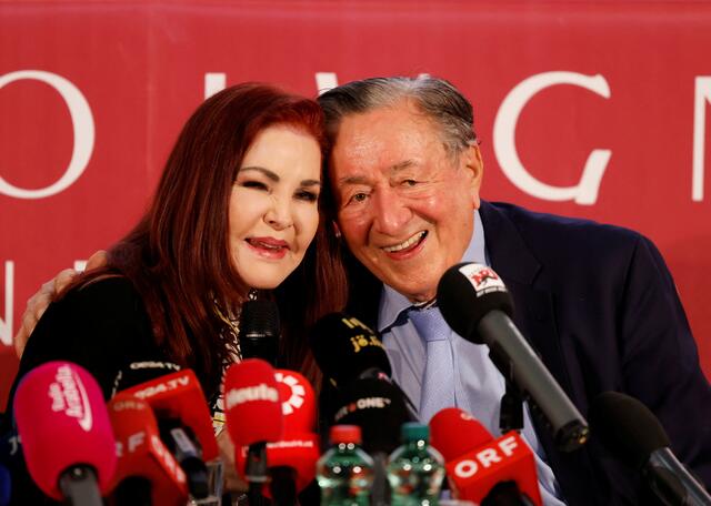 Bei der Pressekonferenz in der Lugner City zeigten sich Priscilla Presley und Richard Lugner innig. | Foto: LEONHARD FOEGER / REUTERS / picturedesk.com