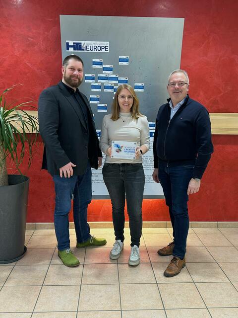 Angela Hummer mit der Auszeichnung "School of Creative Solutions".  | Foto: HTL Vöcklabruck