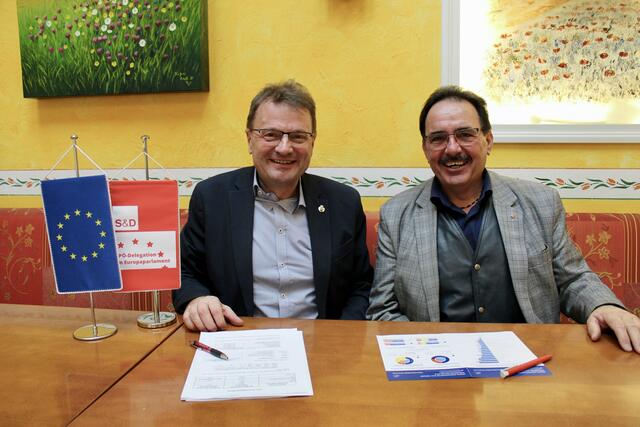 Europa-Abgeordneter Hannes Heide (links) und SPÖ-Bezirkschef Landtagsabgeordneter Erich Wahl am Mittwoch-Vormittag bei einem Pressetermin in Perg.