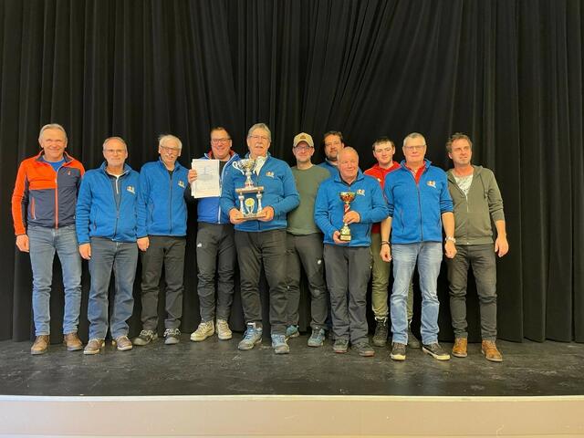 Sie Sigermannschaft beim Eisstockbewerb: Mitglieder der Betriebsfeuerwehr. | Foto: MeinBezirk.at