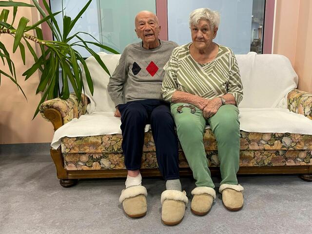 Heute haben Paula und Rudolf ein schönes, neues Zuhause im Rotkreuz-Seniorenwohnhaus Puch gefunden und feiern dort im Oktober ihren 75. Hochzeitstag. Im Bild: Rudolf und Paula, auf Paulas Schoß das Hufeisen, dass ihnen in ihrer langen glücklichen Ehe Glück nach wie vor bringt. | Foto: Rotes Kreuz Salzburg