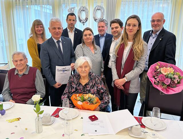  Bürgermeister Johann Zeiner, Sophia Radaschitz Deitzer von der Bezirkshauptmannschaft Mödling, Wiener Privatkliniken-Geschäftsführer
Thomas-Peter Ebm, Thomas Bogendorfer von der Wiener Privatklinik, Verwaltungsdirektor Peter
Sloup, Manuela Hanler (Assistenz der Heimleitung), Pflegedirektor Franz Michel Prebio und
Praktikantin Lisa Steiner.  | Foto: Gemeinde Ma. Enzersdorf