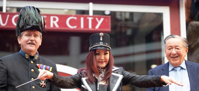 In der Lugner City durfte Schauspielerin Priscilla Presley auch gleich selbst dirigieren. | Foto:  ALEX HALADA / AFP / picturedesk.com