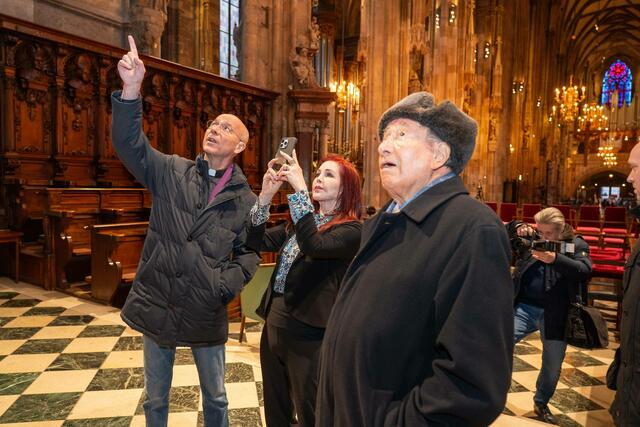 Beeindruckt vom Wiener Stephansdom machte Priscilla Presley auch gleich selbst einige Erinnerungsfotos. | Foto: Andreas Tischler / picturedesk.com 
