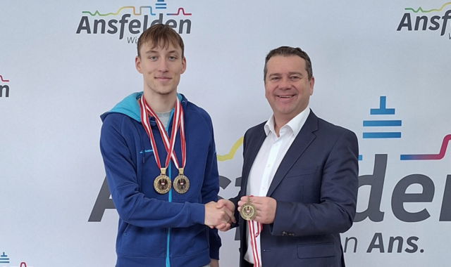 Christian Partoll gratulierte Kai Niederhuber (li.)  | Foto: Ansfelden
