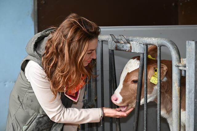 Carmen Jeitler-Cincelli und ein Kalb.  | Foto: Pohl