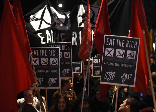 Aktivisten der Kommunistischen Jugend Österreich (KJÖ) rufen zur Opernballdemo auf. Unter dem Motto "Eat the richt" störte man bereits am Mittwoch die Autogrammstunde in der Lugner City. (Archivbild) | Foto:  HERBERT P. OCZERET / APA / picturedesk.com