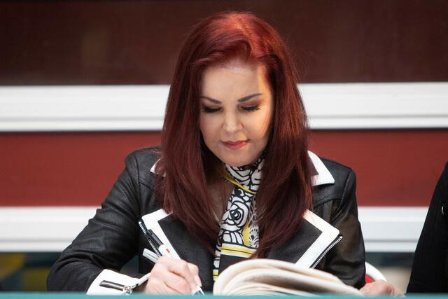 Priscilla Presley signiert bei der Autogrammstunde in der Lugner City ein Foto nach dem anderen, währenddessen kam es zu einer Störaktion. | Foto: ALEX HALADA / AFP / picturedesk.com