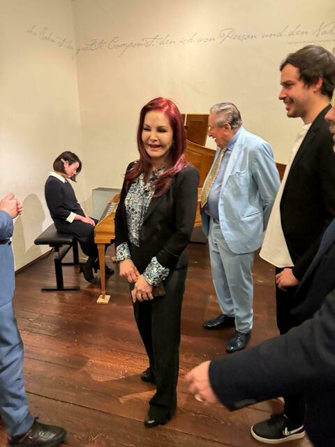 Für Presley gab's im Mozarthaus ein Ständchen am Klavier.  | Foto: Richard Lugner