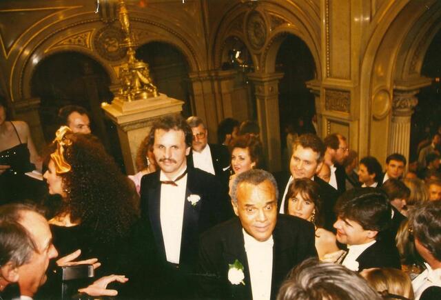 Harry Belafonte (re. unten) war Lugners erster Opernballgast überhaupt - im Jahr 1992. | Foto: Richard Lugner