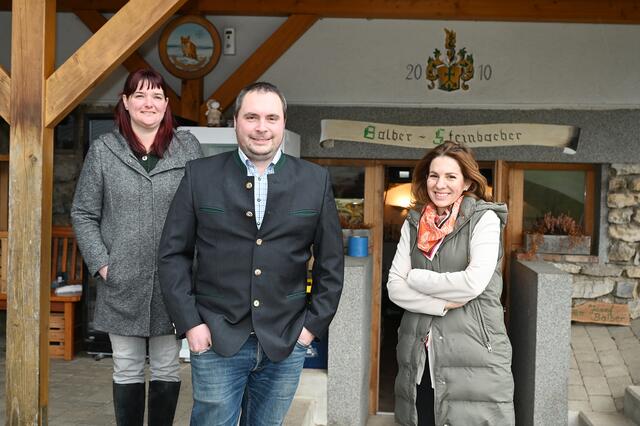 Hofübergabe in Altenberg: Alexandra und Alexander Balber übernahmen den Hof von Bürgermeister Josef Balber. Nationalratsabgeordnete Carmen Jeitler-Cincelli besuchte sie am Hof. | Foto: Pohl