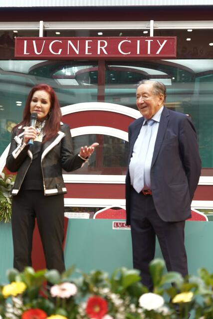 Presley sprach auch zum Publikum bei der Autogrammstunde in der Lugner City. | Foto: Max Spitzauer/RMW