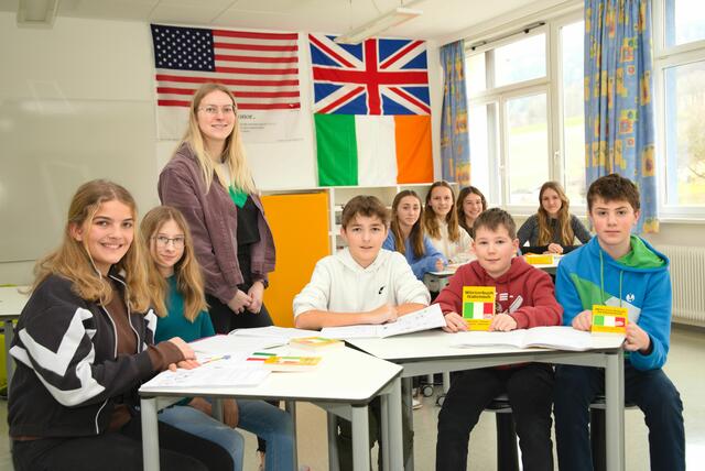 Lehrerin Chiara Peinbauer mit interessierten Schülern beim Unterricht, sie sich freuen, zusätzlich noch ein wenig italienisch sprechen zu erlernen. | Foto: Alfred Hofer