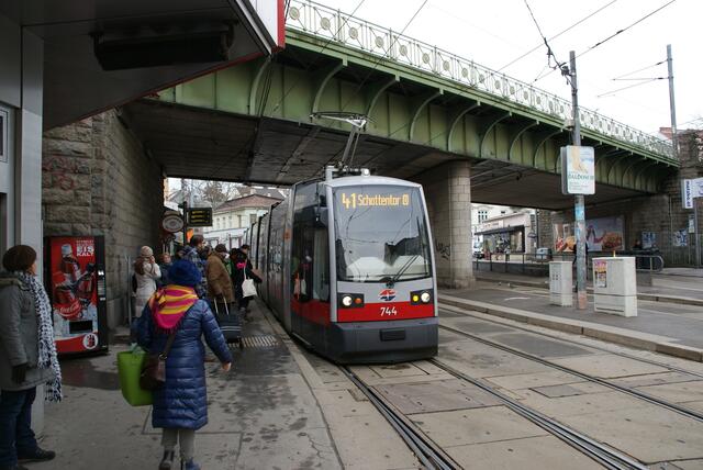 Die Währinger Bim-Linien fahren in ausgedünnten Intervallen. Das sorgt für Unmut. Bezirkschefin Silvia Nossek versteht den Ärger der Bewohnenden. | Foto: Beigl
