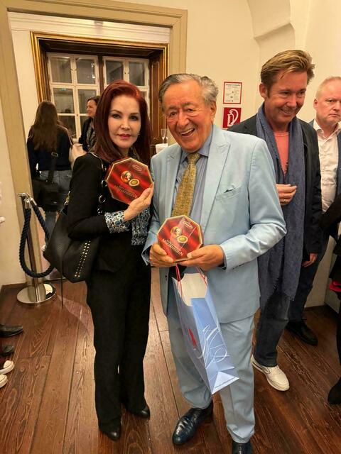 Auch Mozartkugeln gab es für den Hollywoodstar. | Foto: Richard Lugner