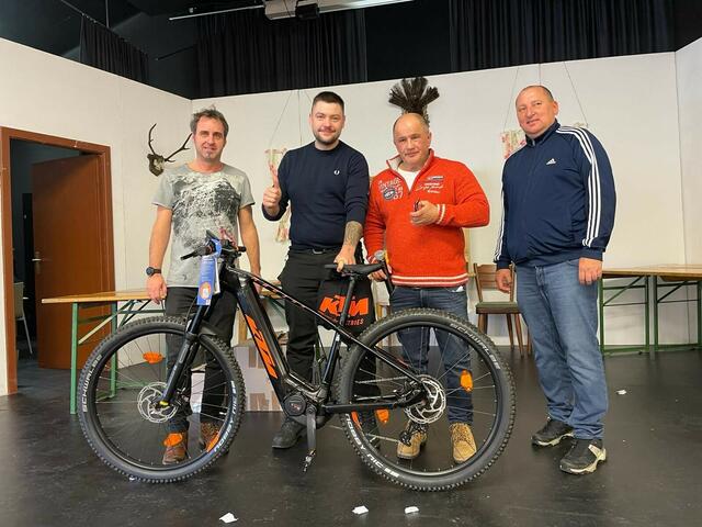 Kevin Willingshofer gewann bei der Verlosung ein KTM-E-Mountainbike im Wert von 4.000 Euro. | Foto: MeinBezirk.at