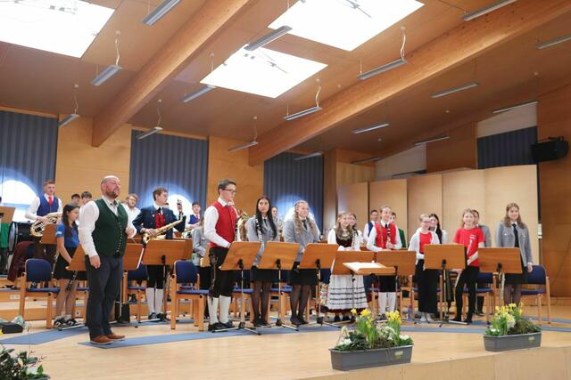 Das Schülerblasorchester unter der Leitung von Christian Eitzinger. | Foto: Kohlmann