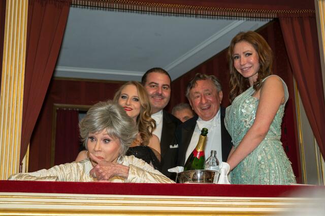 Jane Fonda hatte sichtlich Spaß beim Opernball. | Foto: Richard Lugner