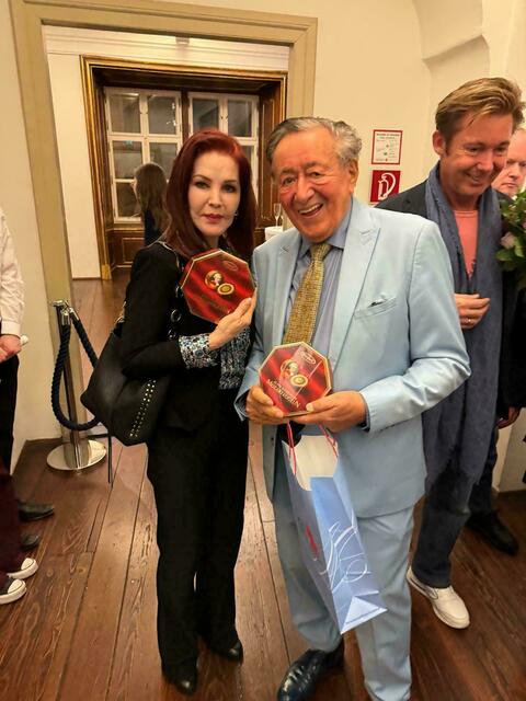 Richard Lugner führte seinen heurigen Opernballstargast Priscilla Presley am Dienstag in Wien aus.  | Foto: Richard Lugner