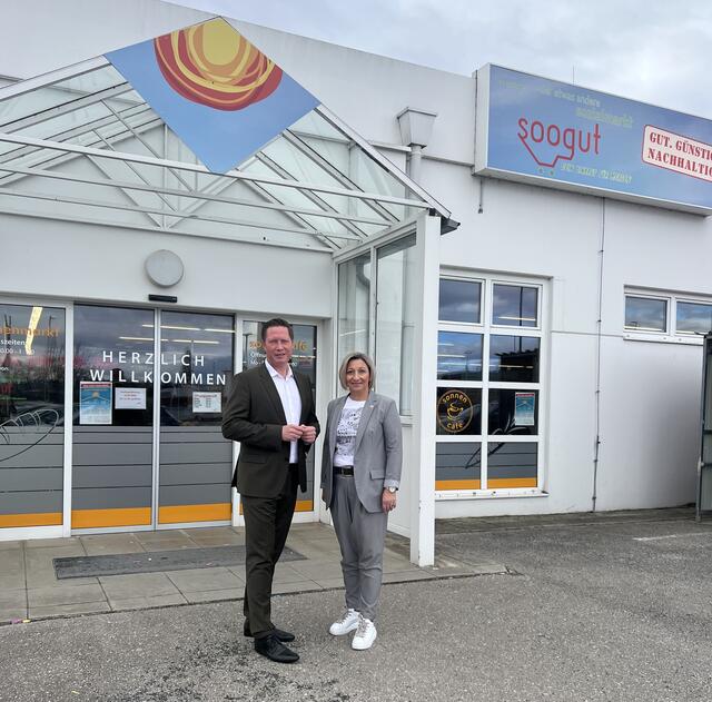 SP-Bezirksvorsitzender Thomas Hoffmann mit Bürgermeisterin Claudia Schlager vor dem Sozialmarkt | Foto: SPÖ/Hoffmann