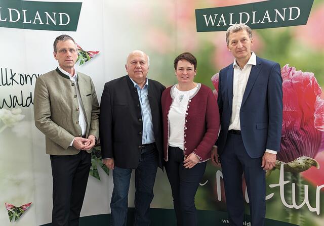 Geschäftsführer Franz Tiefenbacher, Obmann Robert Haidl, LK- Niederösterreich Vizepräsidentin Andrea Wagner und Gottfried Pichler (Waldland
Tierveredelungs GmbH) beim ersten Fachtag für Fischereiwirtschaft am Waldland-Firmensitz in Oberwaltenreith.
 | Foto: Waldland