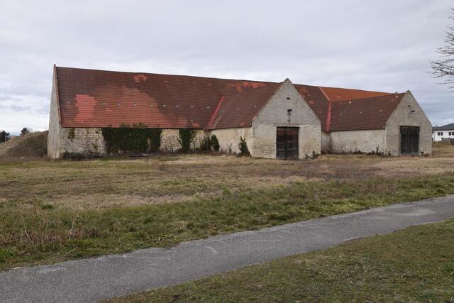 Gleich hinter der historischen Doppelkreuzscheune in Hornstein befindet sich das Wohnbauprojekt.  | Foto: Stefan Schneider